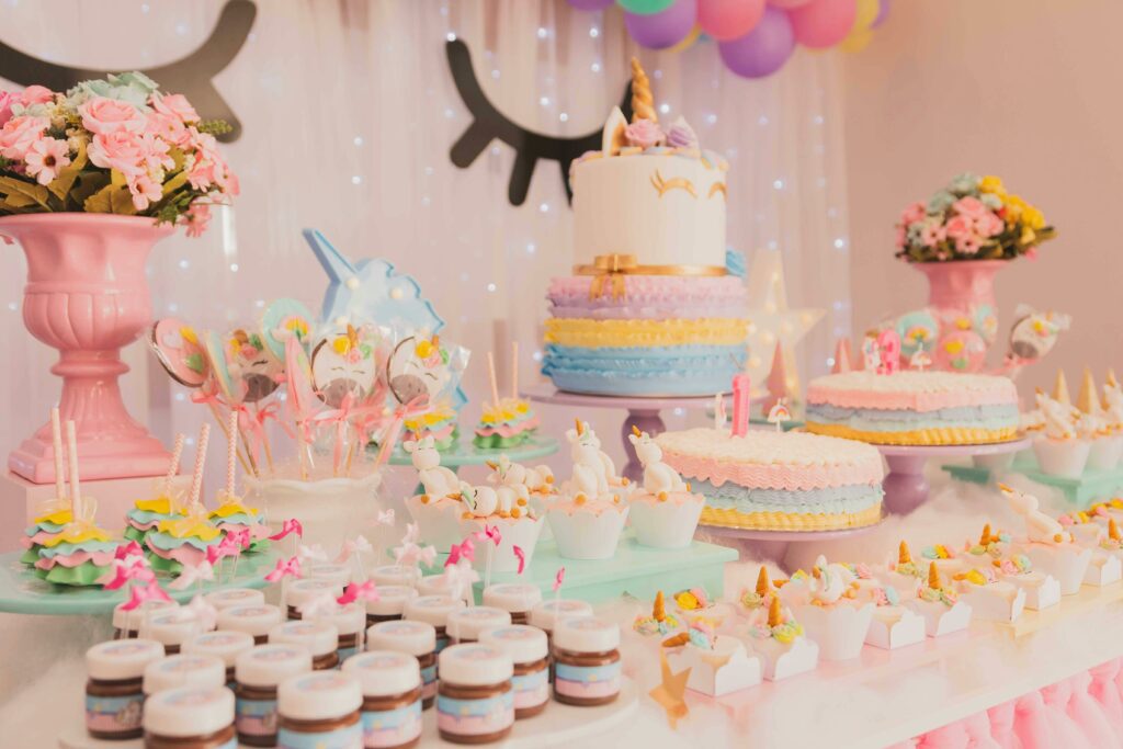 Mesa de cumpleaños con pasteles