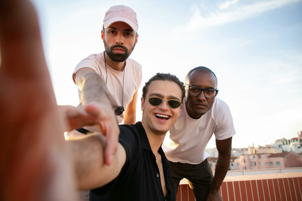 3 hombres amigos haciéndose un selfie