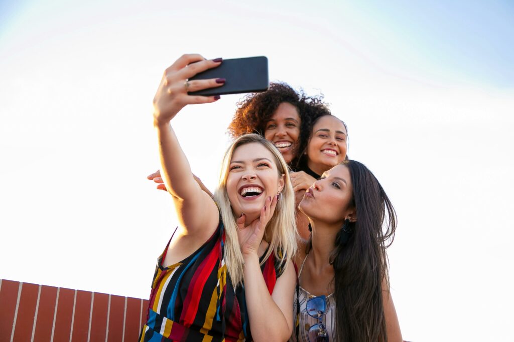 Amigas haciéndose un selfie